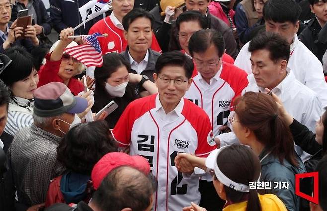 김문수 국민의힘 대선 후보가 16일 경기 수원시 지동시장 앞에서 유권자들과 인사하고 있다. 2025.5.16 김현민 기자