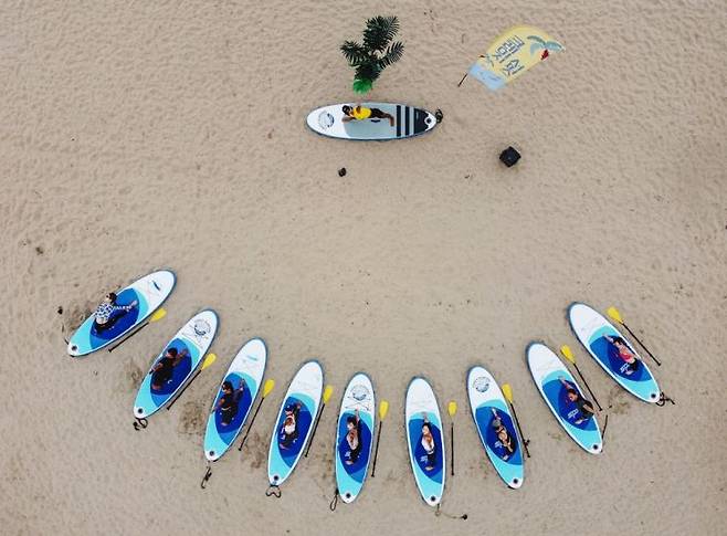 해변에서 진행하는 SUP요가