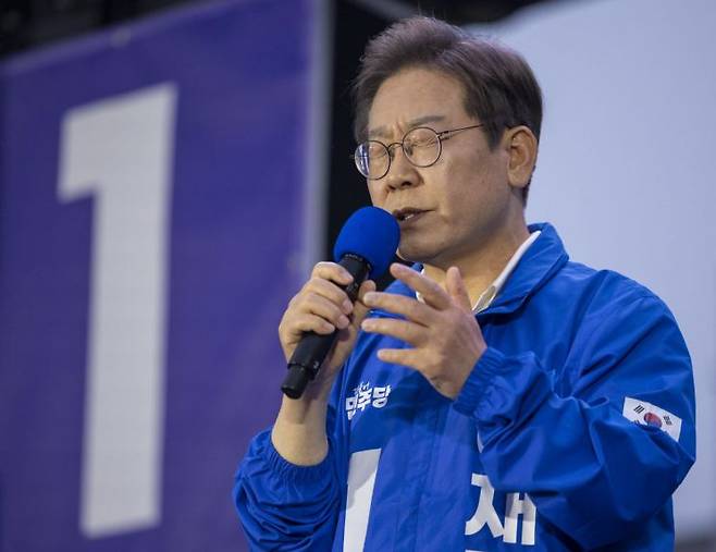 더불어민주당 이재명 대선후보가 15일 전남 목포시 평화광장 원형상가 앞에서 열린 유세에서 지지를 호소하는 연설을 하고 있다. 연합뉴스