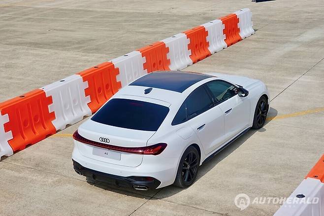 3세대 아우디 A5는 전 세대의 감성적 긴장감을 의도적으로 덜어낸 느낌이 강하다. (오토헤럴드 김흥식 기자)