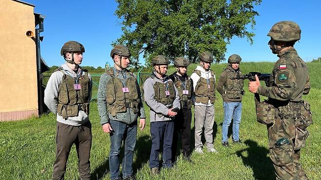 군사 훈련 프로그램에는 신청자가 넘쳐나고 있으며, 폴란드 정부는 전국의 모든 성인 남성을 대상으로 훈련을 확대할 예정이다