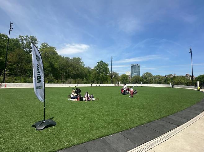 과거 라스커 수영장과 아이스링크가 있던 곳이 이번 개발로 잔디밭으로 바뀌었다. 여름엔 수영장, 겨울엔 아이스링크로 변신한다./윤주헌 특파원