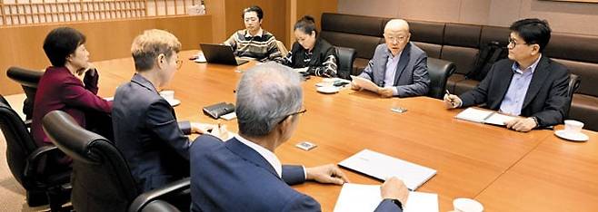 왼쪽부터 시계 반대 방향으로 김별아·김재련 위원, 김도연 위원장, 조중식 부국장, 정윤혁·이성주·장부승 위원. /고운호 기자