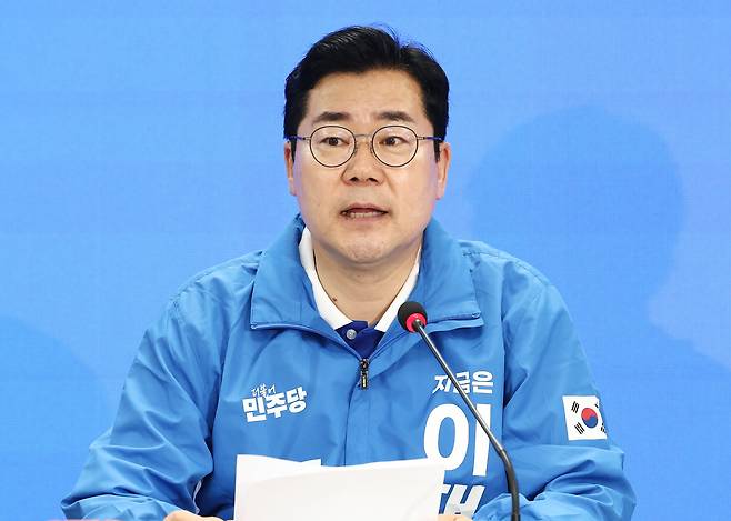 박찬대 더불어민주당 상임총괄선대위원장이 16일 오전 서울 여의도 당사에서 열린 중앙선거대책위원회의에서 모두 발언을 하고 있다. /뉴스1