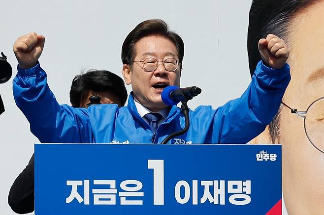 이재명 더불어민주당 대선 후보가 6·3 대통령선거 공식 선거운동 첫날인 12일 서울 광화문 청계광장에서 열린 출정식 및 첫 유세에서 후보 연설을 하고 있다./연합뉴스