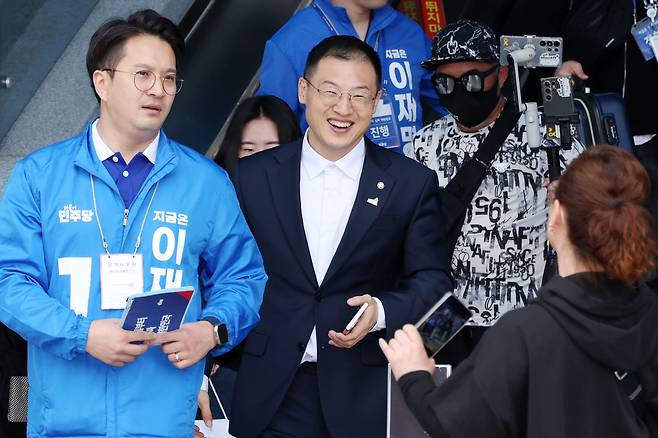 16일 더불어민주당 이재명 대선후보의 유세에 참석하기 위해 전북 익산시 익산역에 도착한 김상욱 의원을 민주당 전용기 의원이 맞이하고 있다.[공동취재]/연합뉴스