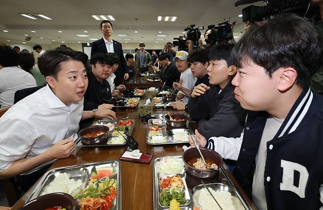 이준석 개혁신당 대통령 후보가 16일 충남 단국대학교 천안캠퍼스 학생식당에서  '학식먹자 이준석'을 진행하고 있다. /뉴스1