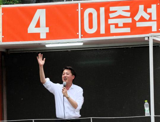 16일 오후 이준석 개혁신당 대선 후보가 천안중앙시장 유세에서 연설을 하고 있다. 윤평호 기자