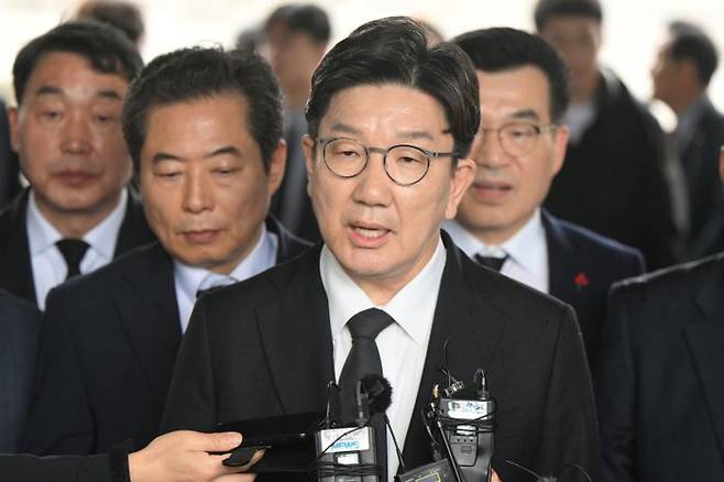 권성동 국민의힘 공동선대위원장이 16일 오후 광주 북구 운정동 국립5·18민주묘지를 방문해 참배한 뒤 민주의문에서 기자들과 만나 질의응답을 하고 있다. ⓒ뉴시스