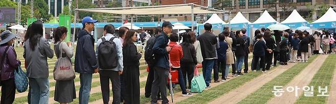 15일 오후 서울 중구 서울광장에서 열린 2025 서울헬스쇼에서 시민들이 한 부스의 체험 및 상담 프로그램에 참여하기 위해 길게 줄을 서 있다. 체험을 마친 참가자에게는 다양한 경품도 제공됐다. 송은석 기자 silverstone@donga.com