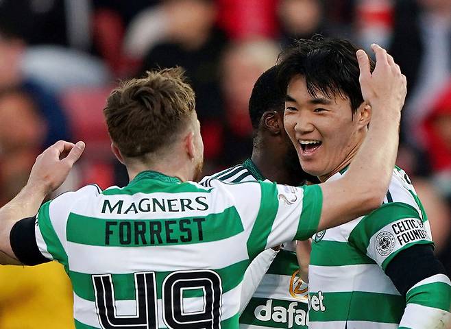 셀틱 양현준(오른쪽)이 15일 애버딘전에서 결승골을 넣은 뒤 기뻐하고 있다. 애버딘=AP 뉴시스