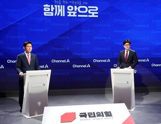 제21대 대통령 선거 국민의힘 2차 경선 진출자인 김문수(왼쪽), 한동훈 후보가 24일 서울 종로구 동아미디어센터 채널A 오픈스튜디오에서 열린 2차 경선토론회 1:1 맞수 토론에 앞서 정면을 응시하고 있다. 2025.04.24. 뉴시스