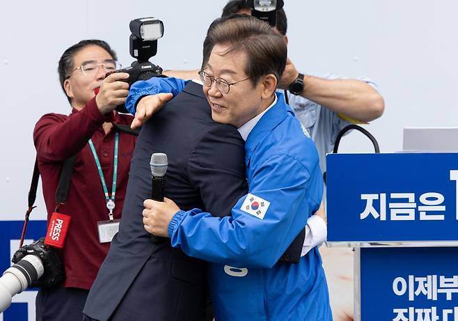 이재명 더불어민주당 대통령 후보가 16일 오전 전북 익산시 익산역 동부광장에서 김상욱 무소속 의원과 포옹을 나누고 있다. 뉴스1