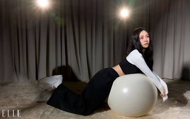 미니멀리즘 디자인의 ‘에어 슈퍼플라이’ 화이트 스니커즈, 비대칭 디자인의 젠비 스포츠 브라와 우먼스 드라이핏 크롭 톱, 미드 라이즈 니트 팬츠는 모두 Nike