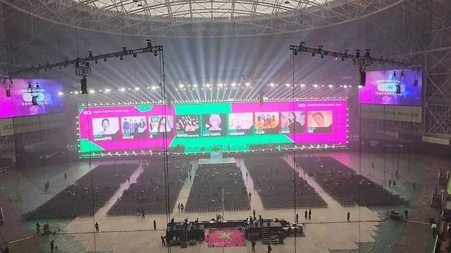 17473853851212.webp.ren.jpg 고척돔 사상 역대급 메가텅텅콘 등장