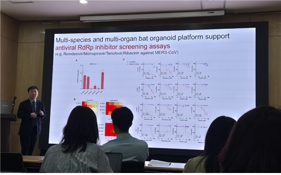 지난 14일 서울 광화문에서 진행된 박쥐 유사장기(오가노이드) 관련 연구 결과에 대한 사전 브리핑에서 최영기 기초과학연구원(IBS) 한국바이러스기초연구소 소장이 기자들의 질문에 답하고 있다. 사진=연지안 기자