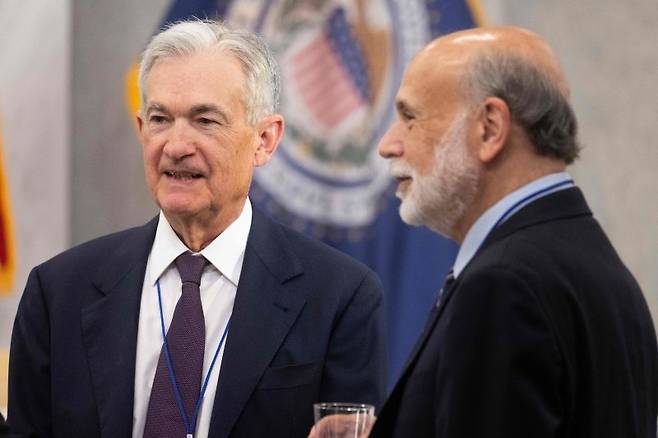 제롬 파월(왼쪽) 미국 연방준비제도(연준) 의장과 벤 버냉키(오른쪽) 전 연준 의장이 15일(현지시간) 워싱턴 DC 연준 청사에서 열린 토머스 로바크 리서치 콘퍼런스에서 말을 나누고 있다. 파월 의장은 이날 연설에서 도널드 트럼프 대통령을 직접 거론하지는 않았지만 관세가 '공급충격'을 불러 미 고금리를 예상보다 더 오래 지속하게 만들 수 있다고 경고했다. AFP 연합