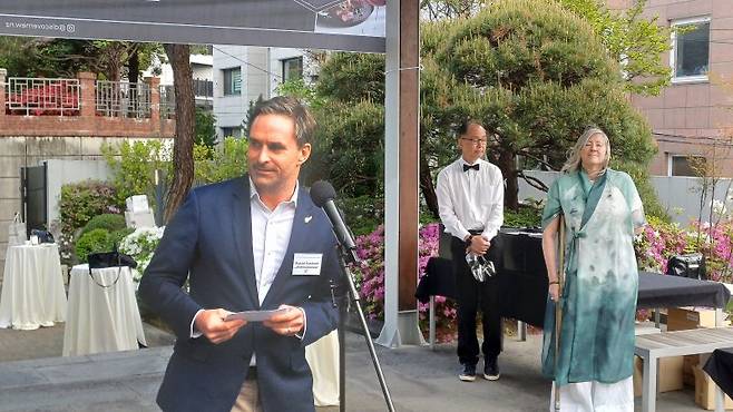 지난 2일 서울 용산구 뉴질랜드 대사관저에서 열린 '소비뇽 블랑 데이' 행사에 참석한 리처드 던시스 주한 뉴질랜드 무역참사관이 뉴질랜드 와인에 대해 설명하고 있다.