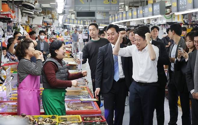 이준석 개혁신당 대선 후보가 14일 부산 자갈치시장을 방문해 상인과 인사를 나누고 있다. 연합뉴스