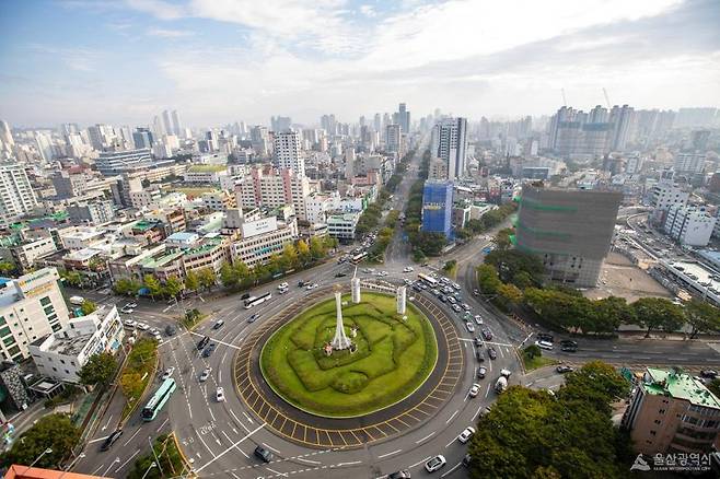 울산 공업탑과 울산 시가지. 울산시 제공
