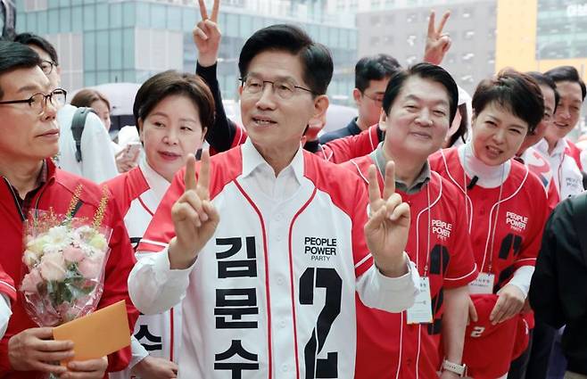 김문수 국민의힘 대선후보가 16일 오전 경기 성남 판교역 출구 앞에서 출근길 시민들에게 지지를 호소하고 있다. 사진=박범준 기자