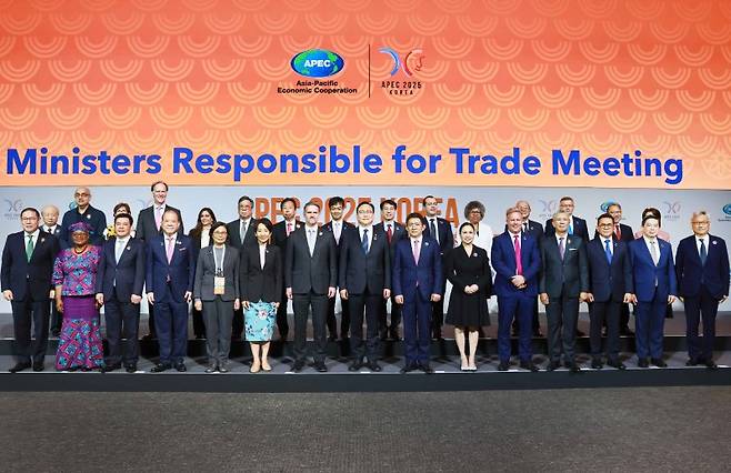 정인교 산업통상자원부 통상교섭본부장이 15일 제주 서귀포시 제주국제컨벤션센터(ICC)에서 열린 2025 APEC 통상장관회의 개회식에서 참석자들과 기념촬영을 하고 있다./뉴시스