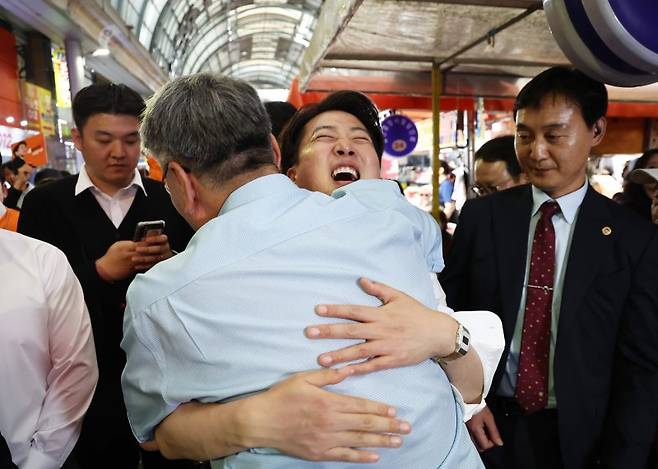 이준석 개혁신당 대선 후보가 16일 충청남도 천안중앙시장에서 유세 도중 한 시민과 포옹하고 있다. 연합뉴스