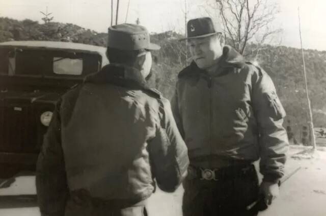 통역장교로 군 생활을 시작한 이구호 육군기갑학교 교장은 1980년 5월21일 신군부 핵심 황영시 계엄부사령관 겸 육군참모차장의 전차 동원 지시를 거부했다. 사진은 군 재직 시절 모습(오른쪽). 이상우씨 제공