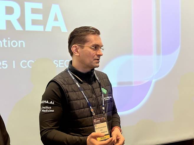 7일 인실리코메디슨의 설립자 알렉스 자보론코프 대표가 바이오코리아 2025 언론 인터뷰 세션에서 발언 중이다. 최지현 기자