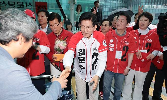 김문수 국민의힘 대선후보가 16일 오전 경기 성남 판교역 출구 앞에서 출근길 시민들과 인사를 나누고 있다. 공동취재사진