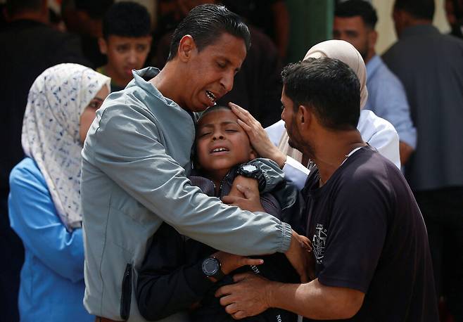 가자지구 북부 베이트 라히아에서 이스라엘의 공습으로 사망한 이들의 장례식이 거행되는 동안 팔레스타인 주민들이 슬퍼하고 있다. 가자지구/로이터 연합뉴스
