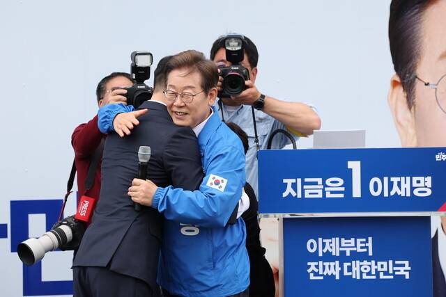 더불어민주당 이재명 대선후보가 16일 전북 익산시 익산역 동부광장에서 열린 유세에서 무소속 김상욱 의원과 포옹하고 있다. 공동취재사진
