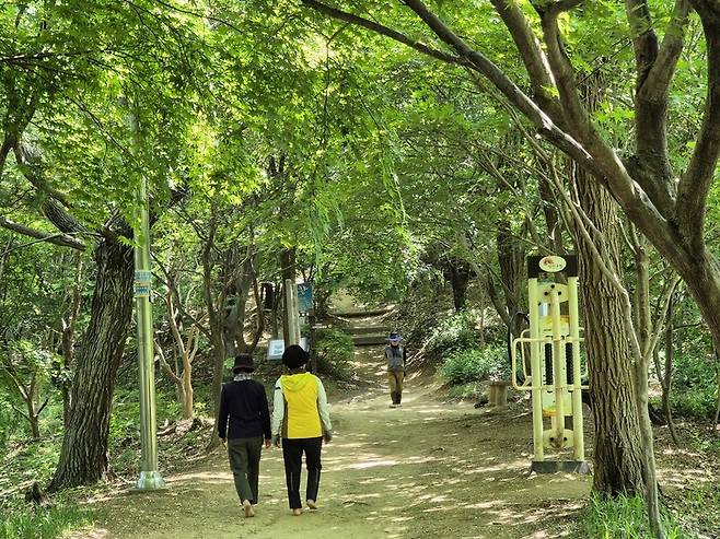건지산 정상으로 향하는 길에는 ‘맨발걷기’하는 등산객들을 쉽게 마주칠 수 있다.