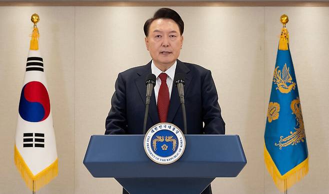 윤석열 전 대통령이 2024년 12월12일 서울 용산 대통령실에서 대국민 담화를 하고 있다. 대통령실 제공