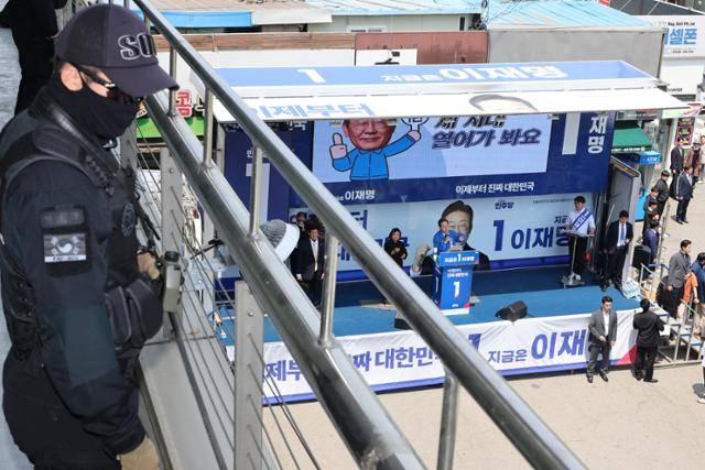 이재명 더불어민주당 대선 후보가 13일 경북 구미역 광장에서 집중 유세를 하는 가운데 경찰특공대원들이 경호·경비 활동을 하고 있다. 뉴스1