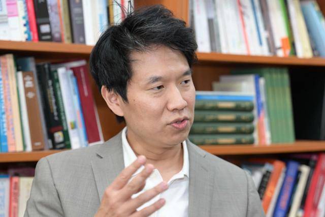 13일 서울 관악구 서울대 사회발전연구소에서 임동균 사회학과 교수가 한국인의 정치적 울분에 대해 설명하고 있다. 강예진 기자