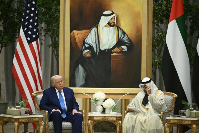 도널드 트럼프(왼쪽) 미국 대통령과 셰이크 모하메드 빈 자이드 알나얀 아랍에미리트 대통령이 15일 아부다비 왕궁에서 회동하고 있다. 아부다비=AFP 연합뉴스