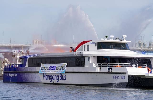 지난달 서울 마포대교 인근에서 소방대원들이 올해 상반기 정식 운항이 예정됐던 한강버스 배터리실 화재를 가정한 훈련을 하고 있다. 연합뉴스