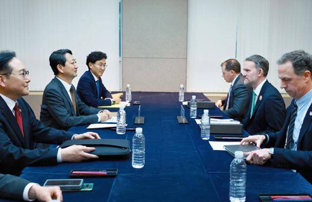 안덕근(왼쪽 두 번째) 산업통상자원부 장관을 비롯한 한국 통상 대표단과 제이미슨 그리어(오른쪽 두 번째) 미국무역대표부(USTR) 대표 등 미국 통상 대표단이 16일 제주 서귀포 제주국제컨벤션센터(ICC)에서 대화를 나누고 있다. 산업통상자원부 제공안덕근(왼쪽 두 번째) 산업통상자원부 장관을 비롯한 한국 통상 대표단과 제이미슨 그리어(오른쪽 두 번째) 미국무역대표부(USTR) 대표 등 미국 통상 대표단이 16일 제주 서귀포 제주국제컨벤션센터(ICC)에서 대화를 나누고 있다. 산업통상자원부 제공