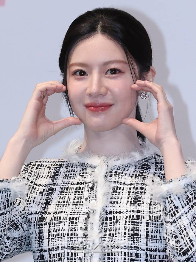 배우 고윤정이 10일 오전 서울 구로구 라마다호텔에서 열린 tvN 토일드라마 '언젠가는 슬기로울 전공의생활' 제작발표회에 참석해 포즈를 취하고 있다. '언젠가는 슬기로울 전공의생활'은 '언젠가는 슬기로울' 의사생활을 꿈꾸는 레지던트들이 입덕부정기를 거쳐 성장해 나가는 과정을 담은 '슬기로운 의사생활' 스핀오프 드라마. 12일 밤 9시 10분 첫 방송. 서병수 기자 qudtn@edaily.co.kr /2025.04.10/