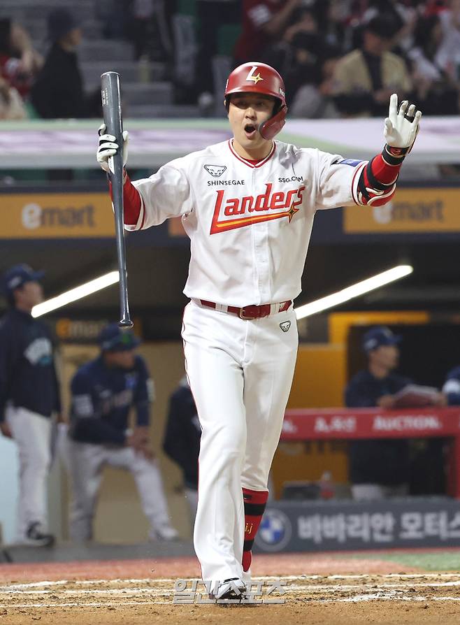 2025 KB0리그 프로야구 SSG랜더스와 NC다이노스의 경기가 15일 오후 인천SSG랜더스필드에서 열렸다. 6회말 1사 1,2루 최정이 스리런홈런을 치고 더그아웃을 바라보며 기뻐하고 있다. 인천=김민규 기자 mgkim1@edaily.co.kr /2025.05.15/