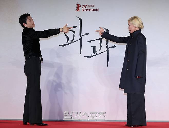 배우 김성철, 이혜영이 27일 오후 서울 광진구 롯데시네마 건대입구에서 열린 영화 '파과' 제작보고회에 참석해 포즈를 취하고 있다. '파과'는 바퀴벌레 같은 인간들을 처리하는 조직에서 40여 년간 활동한 레전드 킬러 ‘조각’과 평생 그를 쫓은 미스터리한 킬러 ‘투우’의 강렬한 대결을 그린 액션 드라마. 오는 5월 1일 개봉. 서병수 기자 qudtn@edaily.co.kr /2025.03.27/