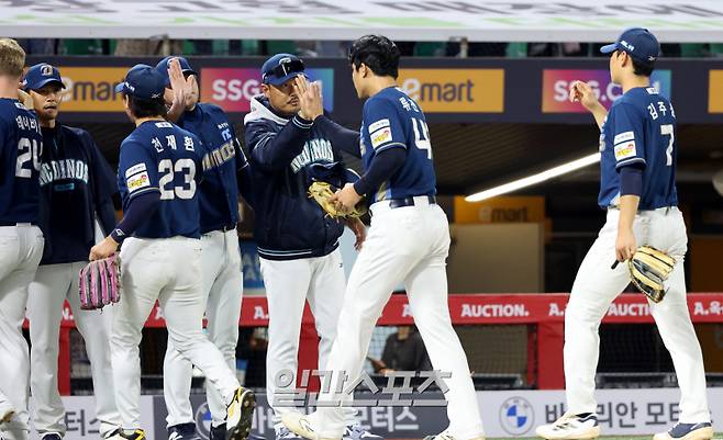 2025 KB0리그 프로야구 SSG랜더스와 NC다이노스의 경기가 14일 오후 인천SSG랜더스필드에서 열렸다. 6대 3으로 승리한 NC 이호준 감독이 경기 종료 후 선수들을 맞이하고 있다. 인천=김민규 기자 mgkim1@edaily.co.kr /2025.05.14/