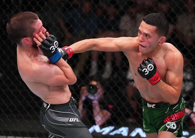 카를로스 에르난데스(오른쪽). 사진=UFC