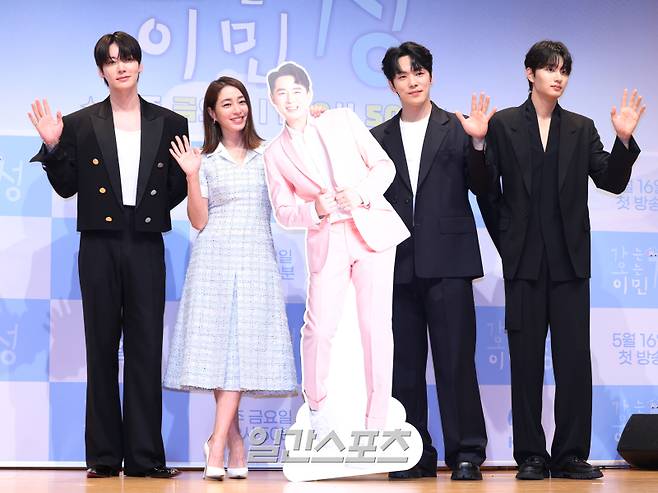 배우 안재현, 이민정, 김정현, 김재원이 16일 오전 서울 영등포구 KBS아트홀에서 열린 KBS 2TV 예능 '가는정 오는정 이민정' 제작발표회에 참석해 포즈를 취하고 있다. '가는정 오는정 이민정'은 시골 마을에 생필품을 가득 실은 이동식 편의점을 배달하고 하룻밤을 보내는 관찰 버라이어티. 16일 밤 9시 50분 첫 방송. 서병수 기자 qudtn@edaily.co.kr /2025.05.16/