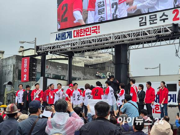 김문수 국민의힘 대선 후보와 나경원 공동선거대책위원장 등 유세 참석자가 16일 수원 팔달구 지동시장에서 열린 집중유세에서 지지자들을 향해 인사하고 있다. [사진=유범열 기자]