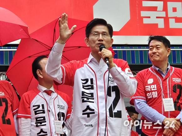 김문수 국민의힘 대선 후보가 16일 청주성안길 집중유세에서 충북 관련 공약을 제시하며 지지를 호소하고 있다. [사진=장예린 기자]