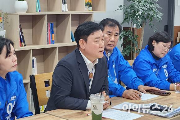 16일 윤종군 더불어민주당 안성선거위원회 공동선대위원장이 지역위원회 사무실에서 안성지역 5대 핵심 공약을 발표하고 있다. [사진=임정규 기자]