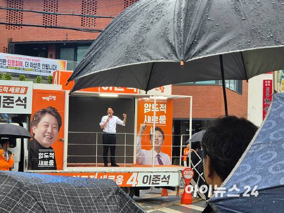 이준석 개혁신당 대선 후보가 16일 오후 충남 천안중앙시장에서 유세를 펼치고 있다. [사진=김주훈 기자]