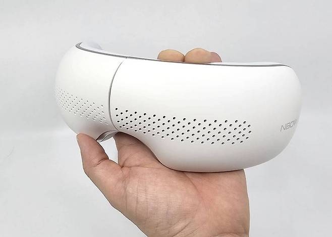 데이비드테크의 ‘엔보우 NB50’ 눈 마사지기 / 출처=IT동아